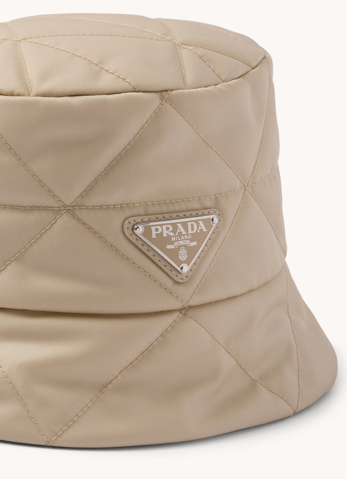Prada Gewatteerde bucket hoed met logo - detail 3 gebroken wit