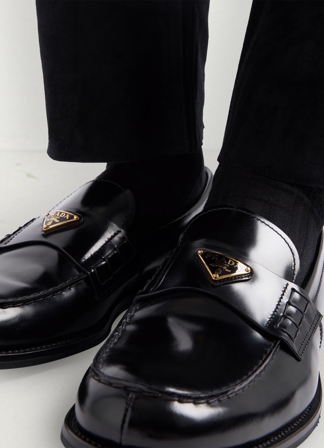 Prada Loafer van kalfsleer met logo - detail 6 zwart