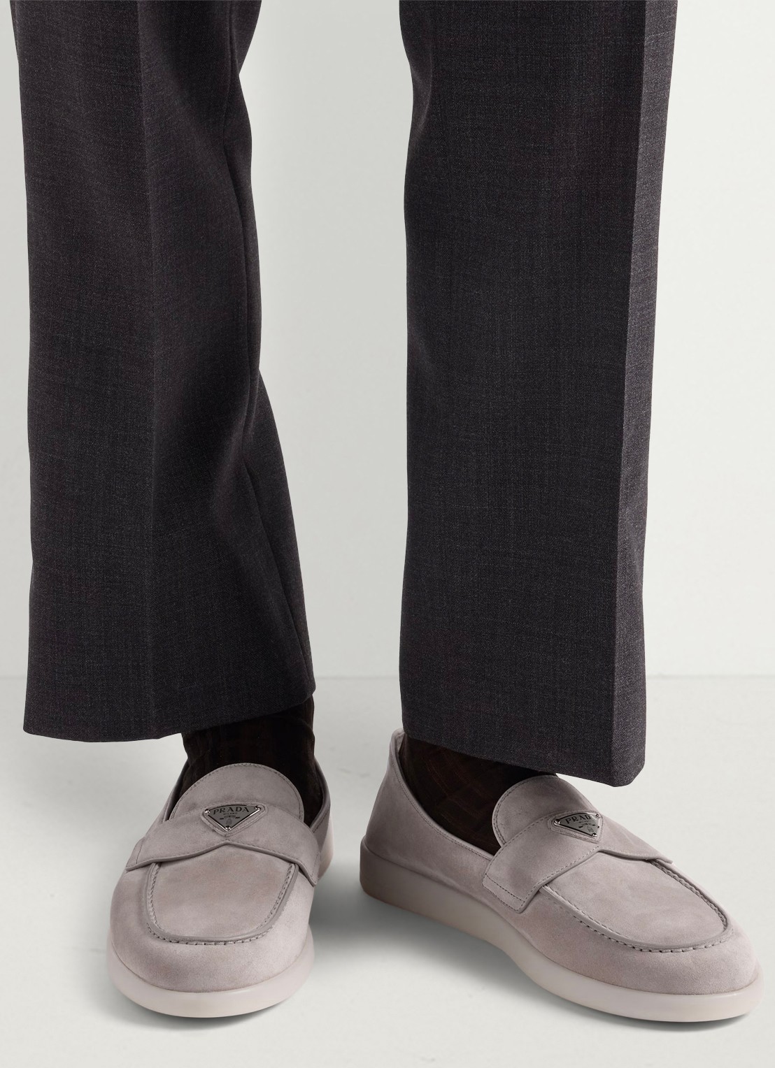 Prada Loafer van kalfssuède - voorkant 2 grijs