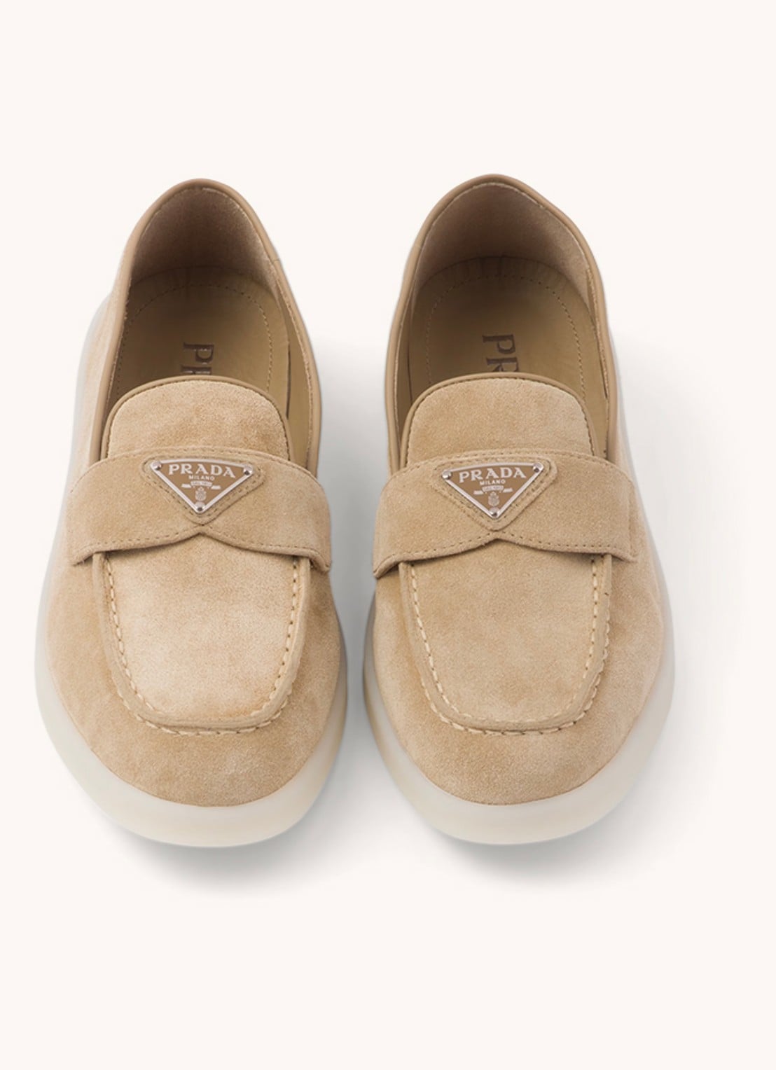 Prada Loafer van suède met logo - detail 4 beige