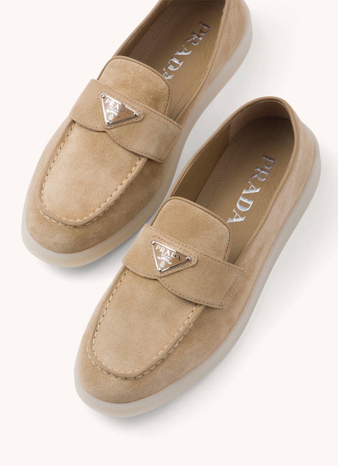 Prada Loafer van suède met logo - detail 6 beige