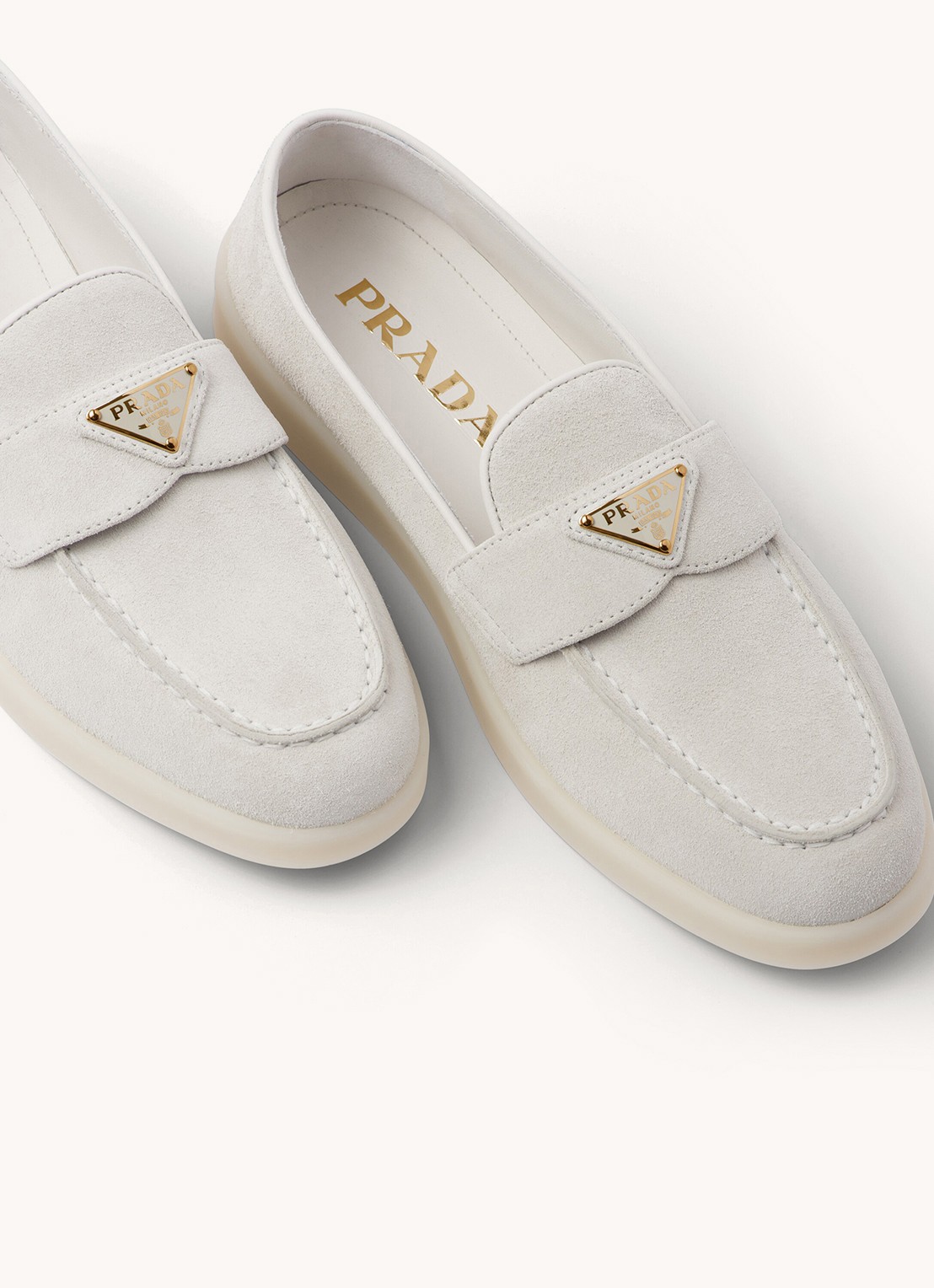 Prada Loafer van suède met logo - detail 4 lichtgrijs