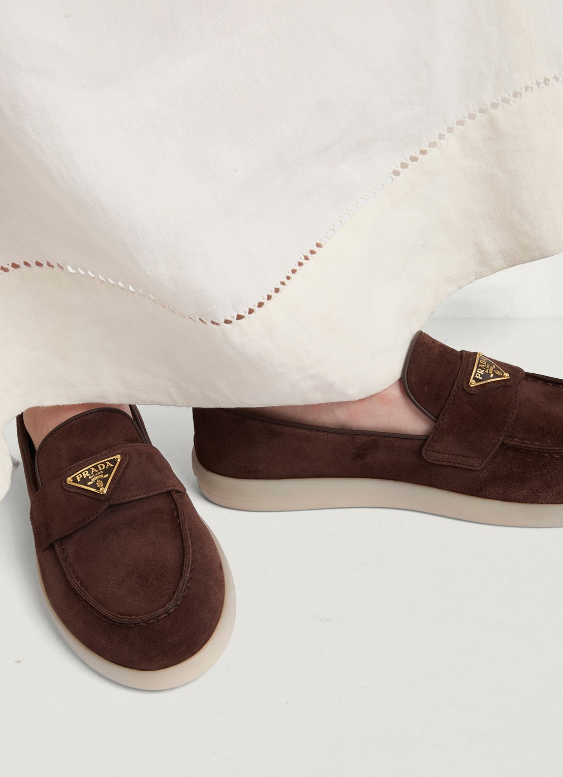 Prada Loafer van suède met logo - achterkant donkerbruin