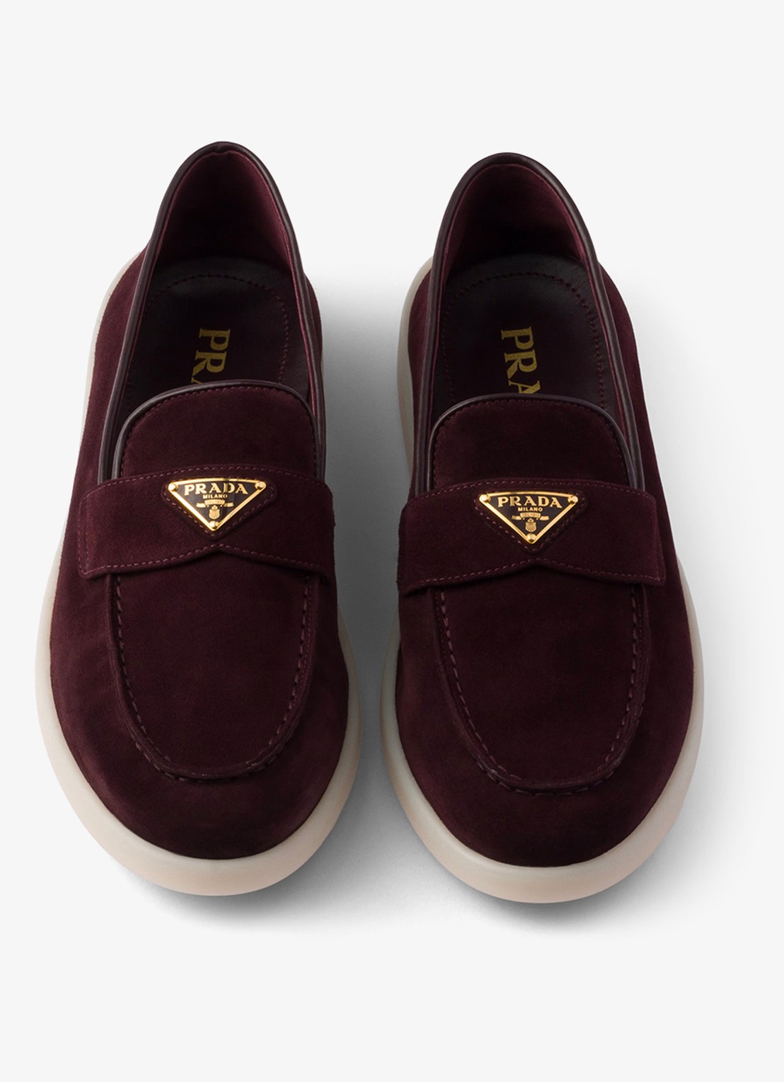 Prada Loafer van suède met logo - detail bordeauxrood