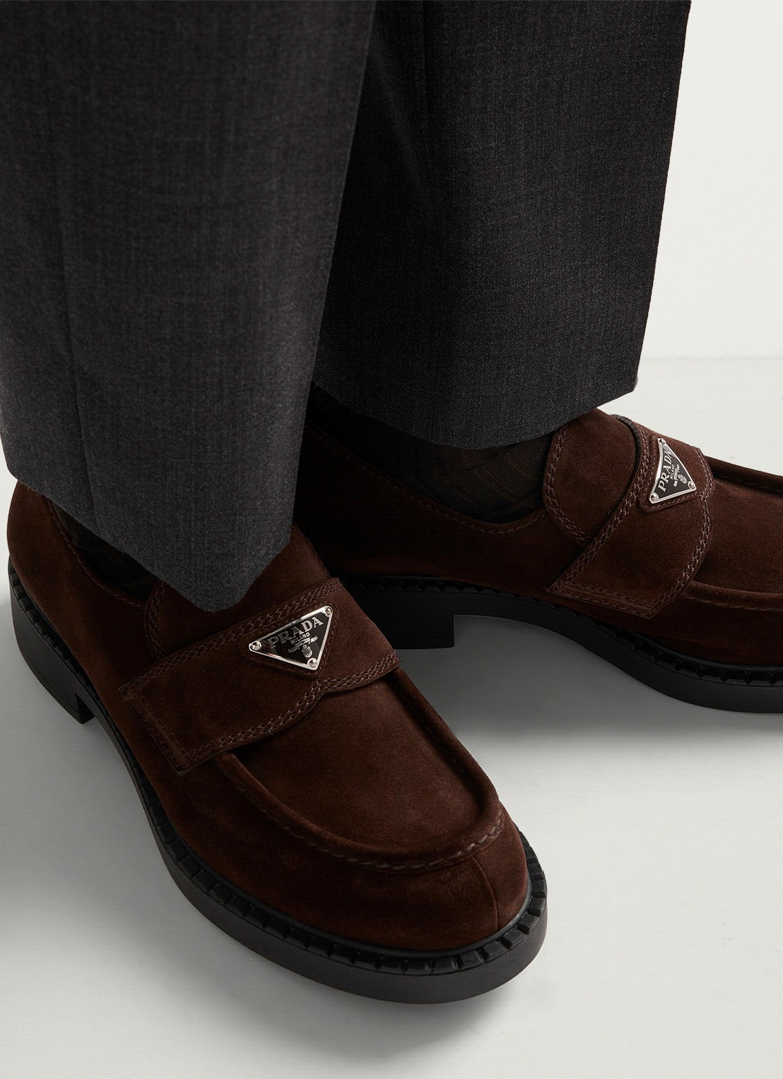 Prada Loafer van suède met logo - detail 3 donkerbruin