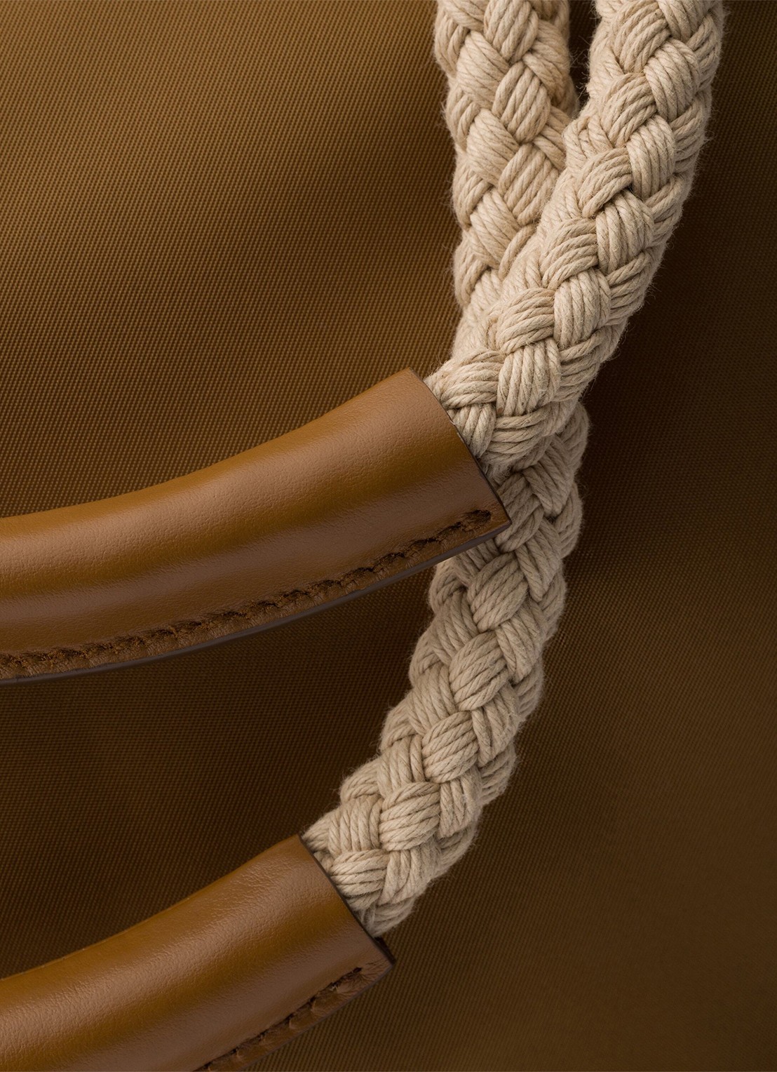 Prada Mariner Re-Nylon Large schoudertas met logo - detail 3 camel