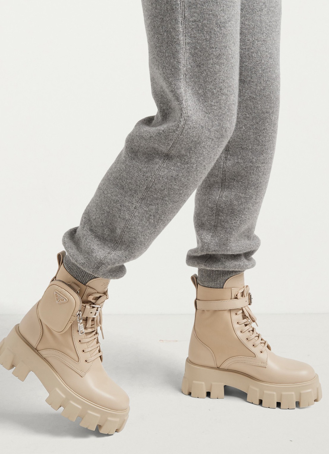 Prada Monolith Re-Nylon biker boot van leer - detail donkerbeige