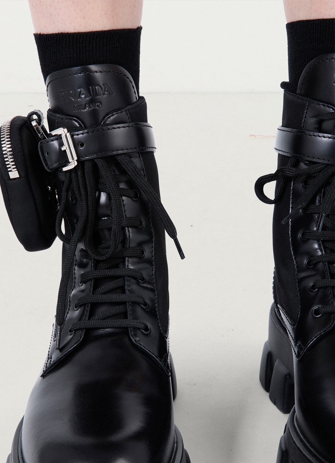 Prada Monolith Re-Nylon biker boot van leer - detail 4 zwart