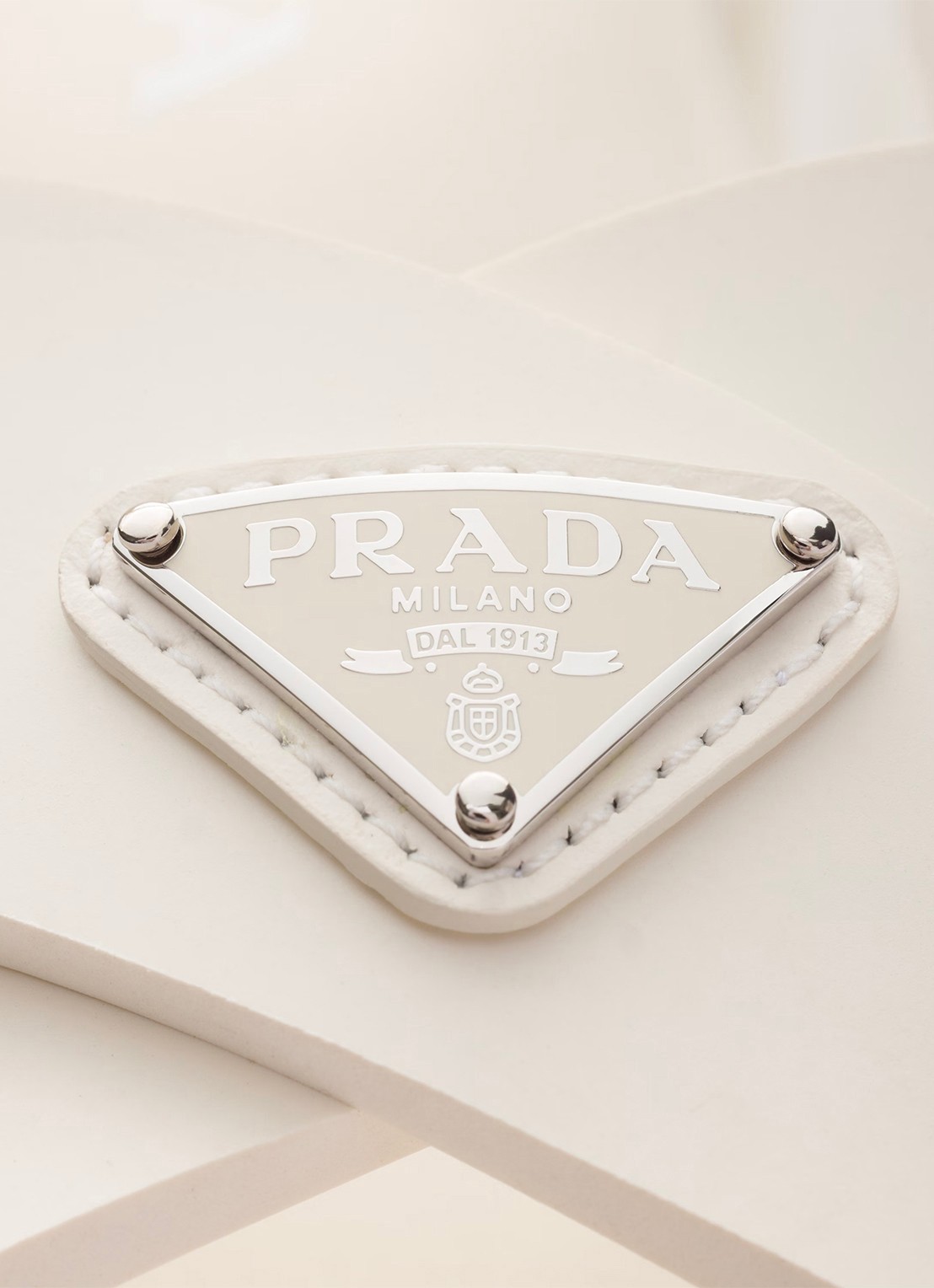 Prada Monolith sandaal van rubber met logo - detail 6 gebroken wit