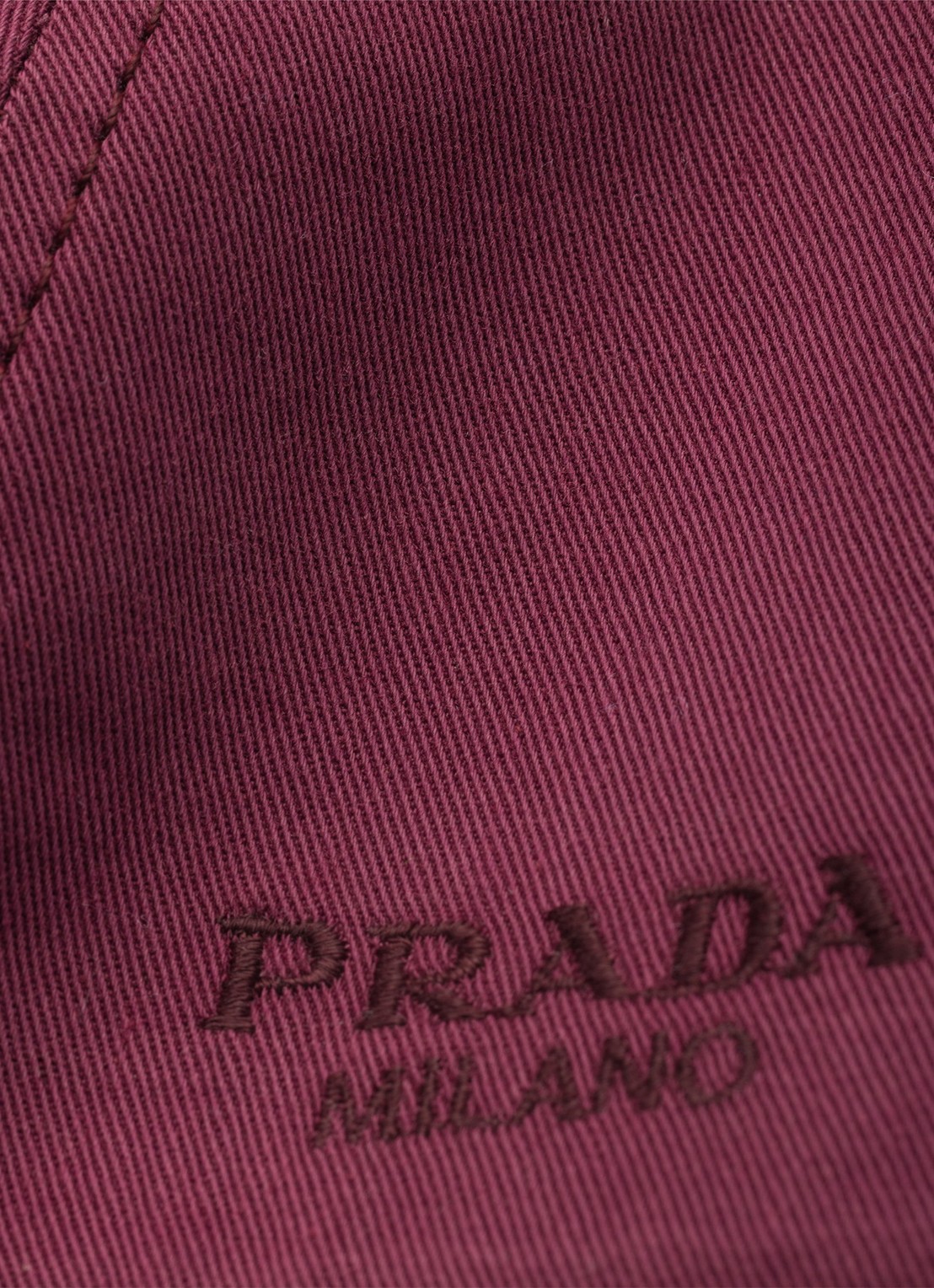 Prada Pet met logoborduring - detail 2 bordeauxrood