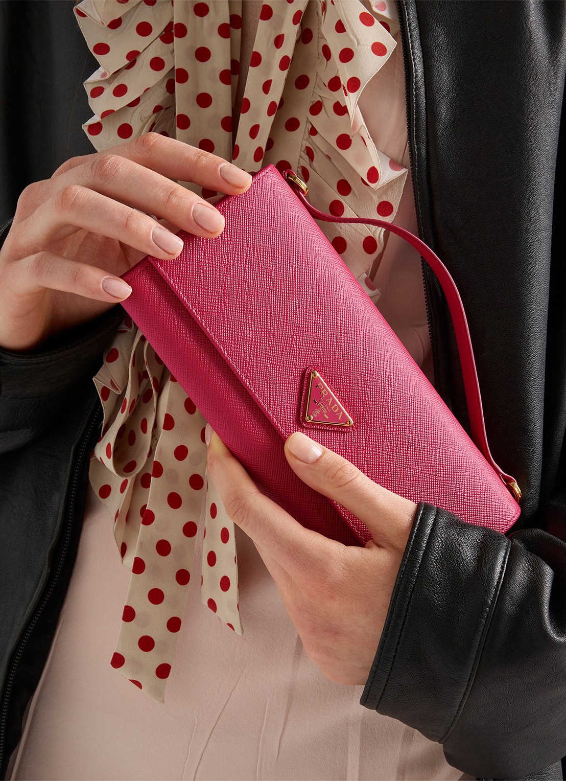 Prada Portemonnee van kalfsleer met afneembare schouderriem - detail 4 oudroze