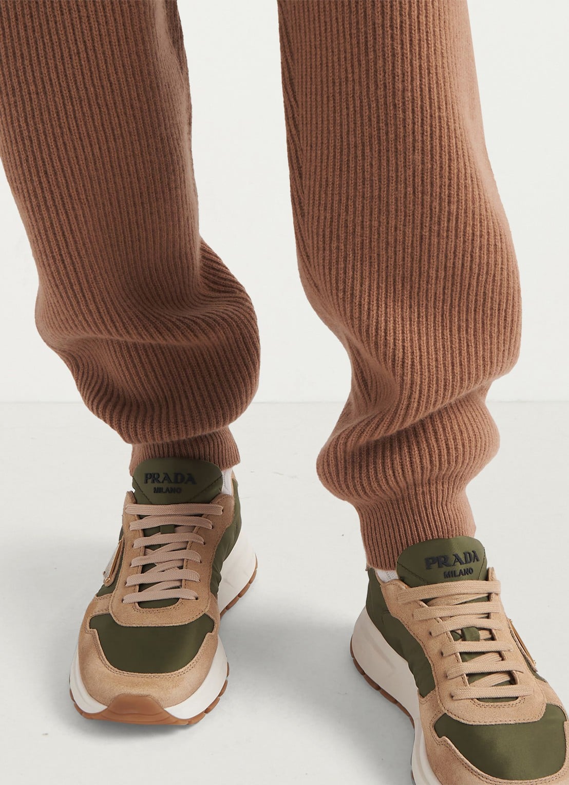 Prada Prax 01 Re-Nylon sneaker met suède details - achterkant 6 beige