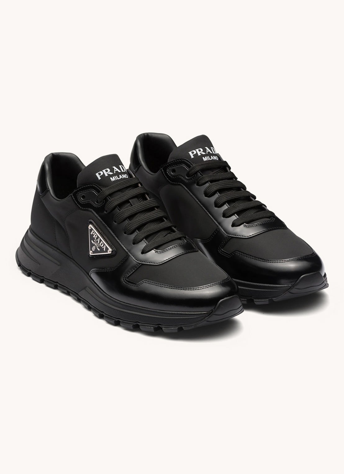 Prada Prax 01 Re-Nylon sneakers met leren details en logo - voorkant zwart