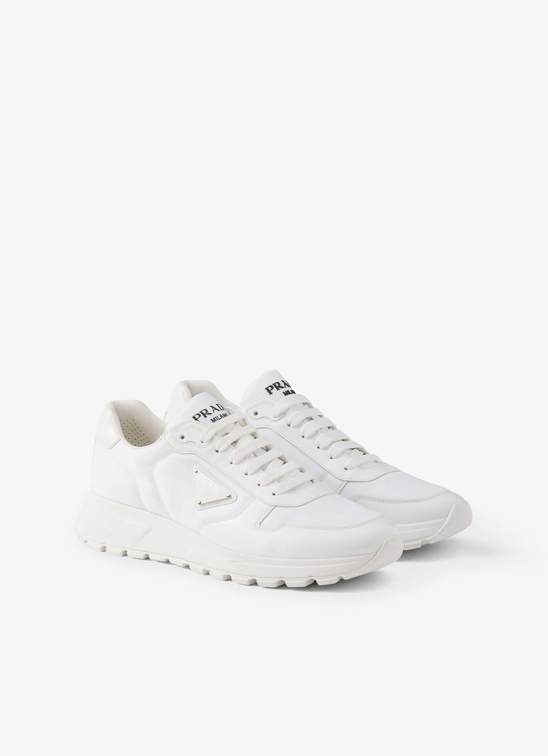 Prada Prax 01 Re-Nylon sneakers met leren details en logo - voorkant wit