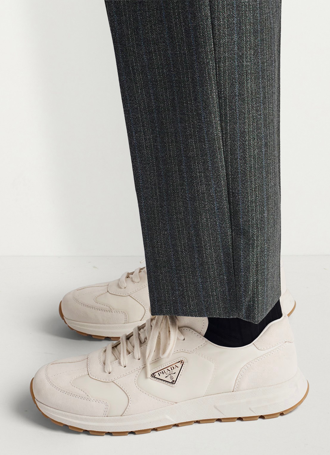 Prada Prax Re-Nylon sneaker met suède details - voorkant 3 gebroken wit