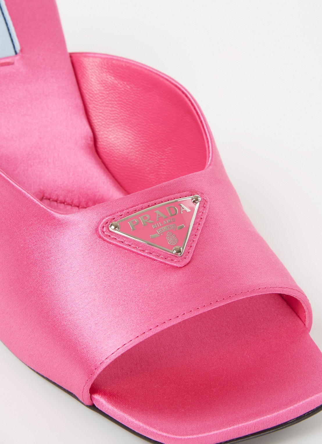 Prada Raso muiltje van satijn met logo - detail 6 donkerroze