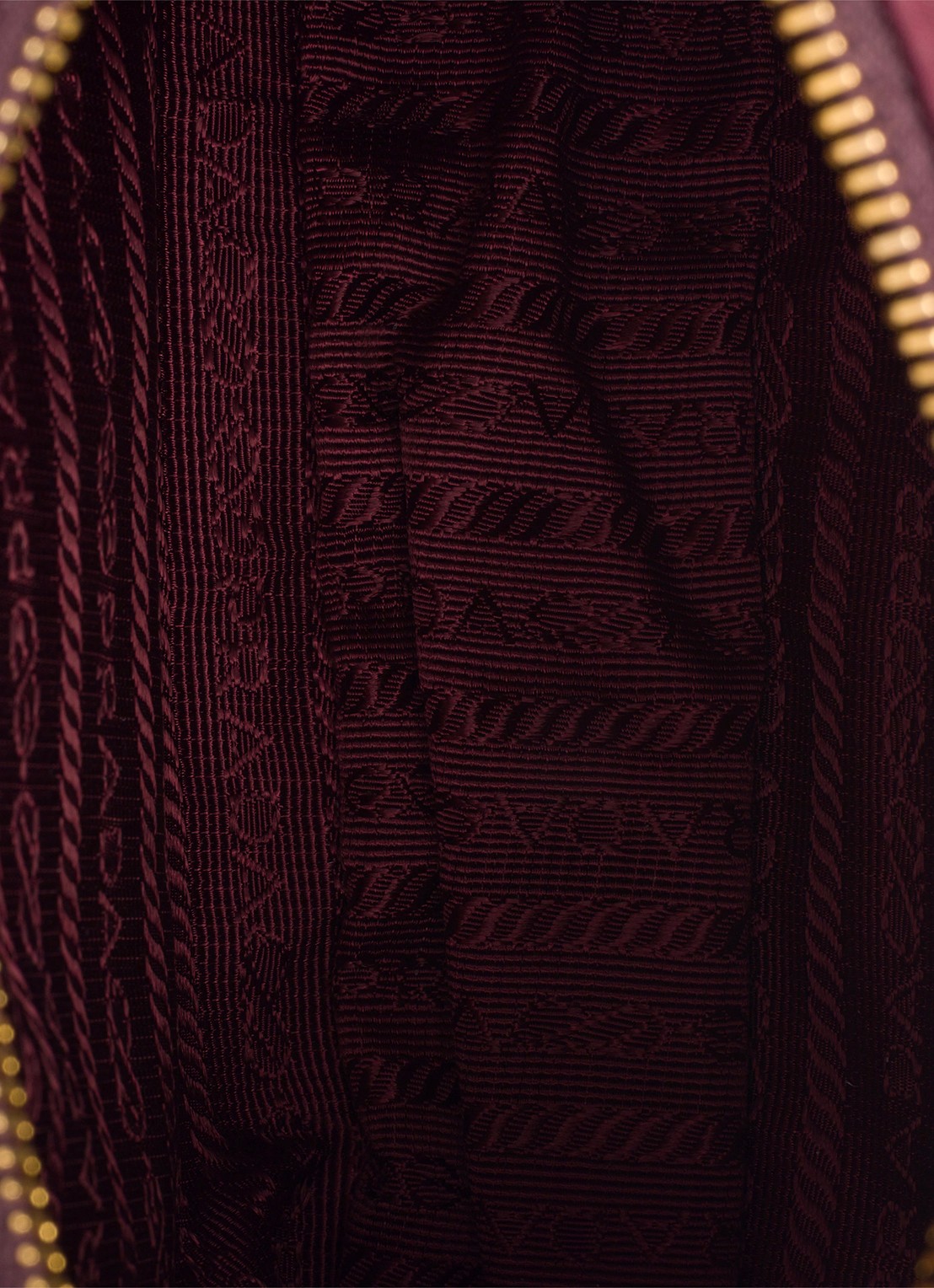 Prada Re-Edition 2005 Re-Nylon Mini handtas met leren details - detail 3 bordeauxrood