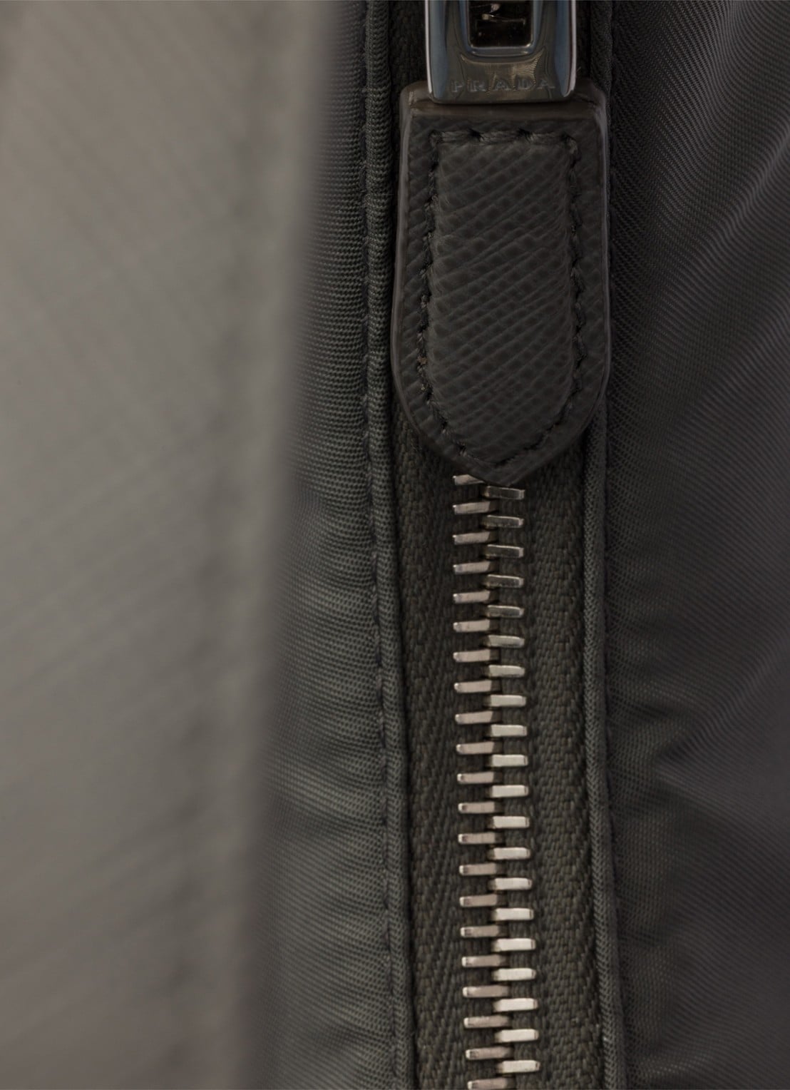 Prada Re-Edition 2005 Re-Nylon Mini schoudertas met leren details - detail 2 middengrijs