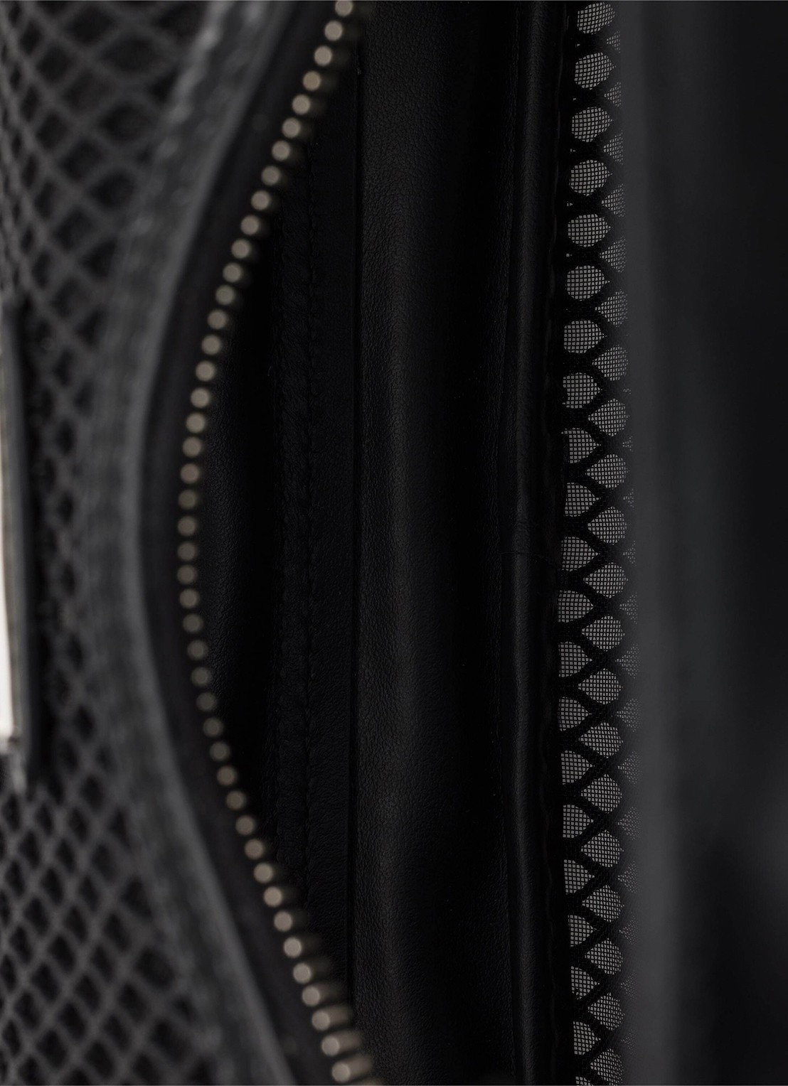 Prada Re-Edition 2005 schoudertas van mesh met leren details - detail 3 zwart