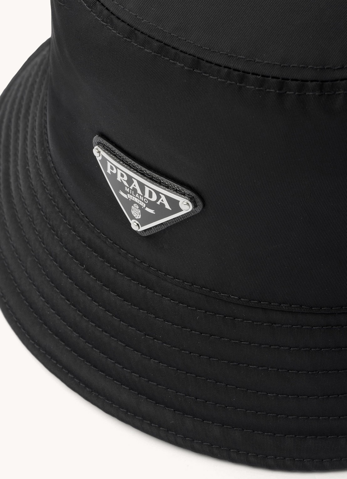 Prada Re-Nylon bucket hoed met logo - detail zwart