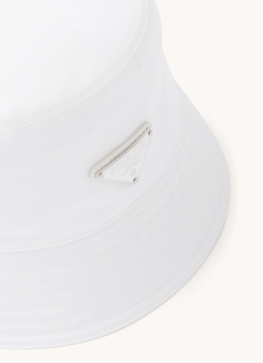 Prada Re-Nylon bucket hoed met logo - detail 2 wit