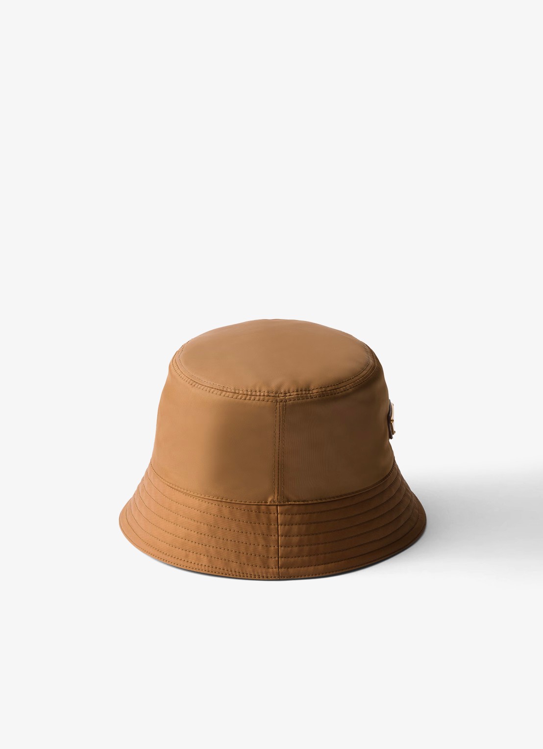 Prada Re-Nylon bucket hoed met logo - achterkant 2 camel