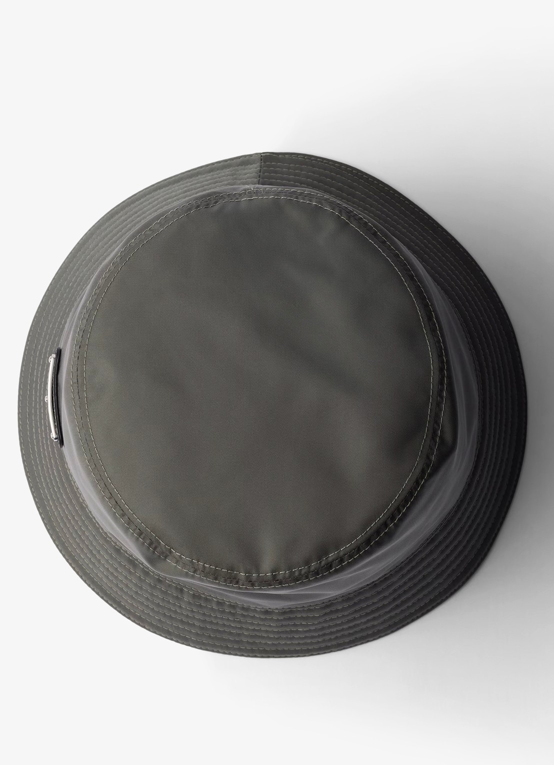 Prada Re-Nylon bucket hoed met logo - detail antraciet