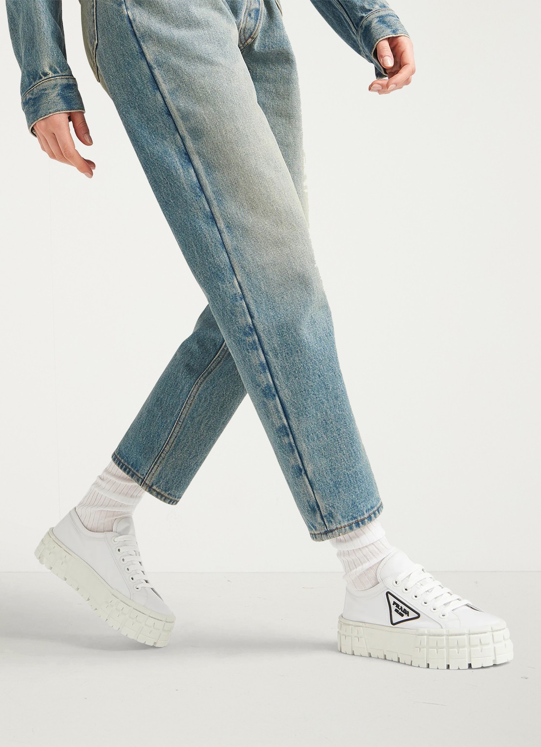 Prada Re-Nylon Double Wheel sneaker met logo en plateauzool - achterkant 6 wit