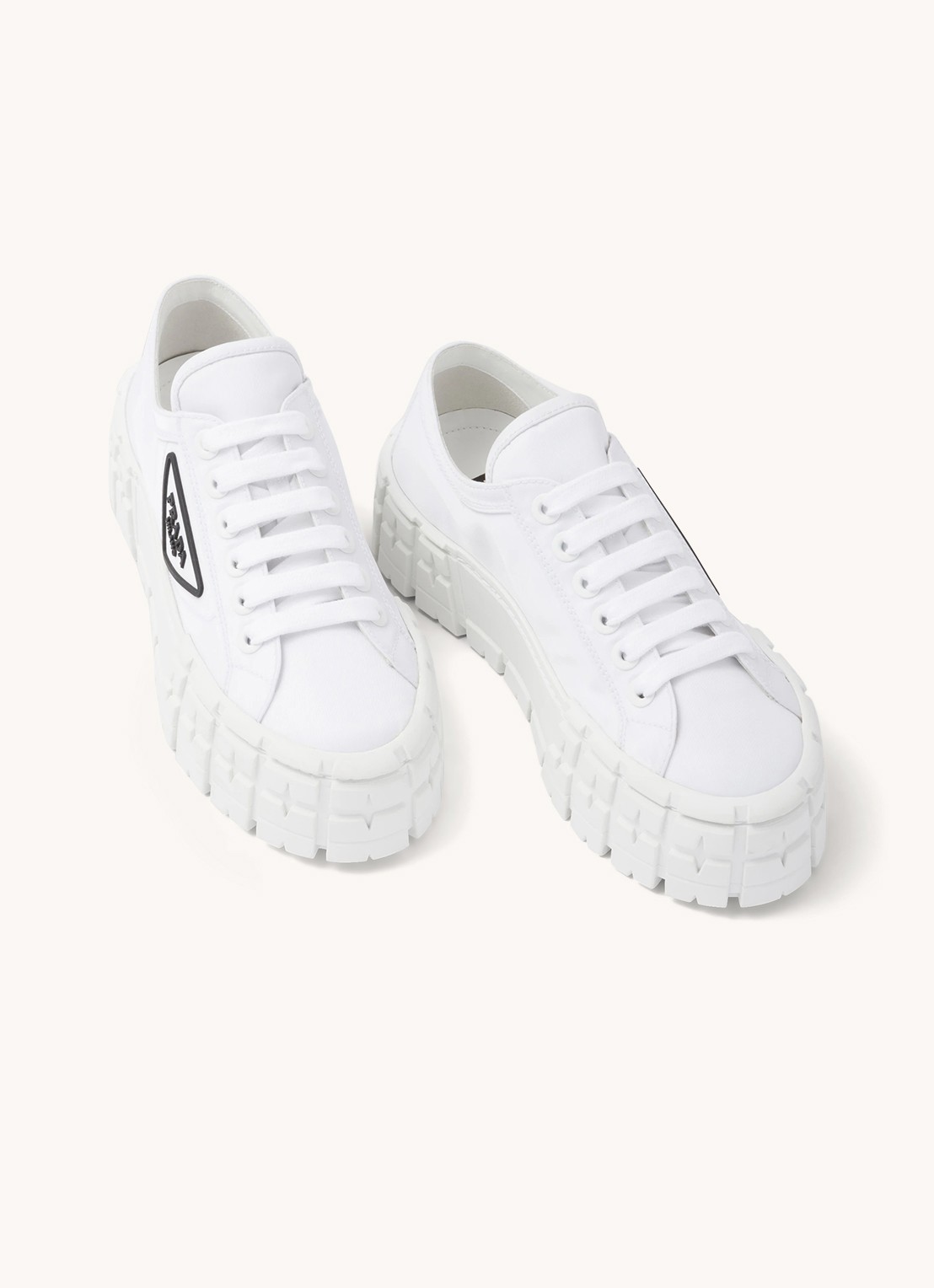 Prada Re-Nylon Double Wheel sneaker met logo en plateauzool - detail wit