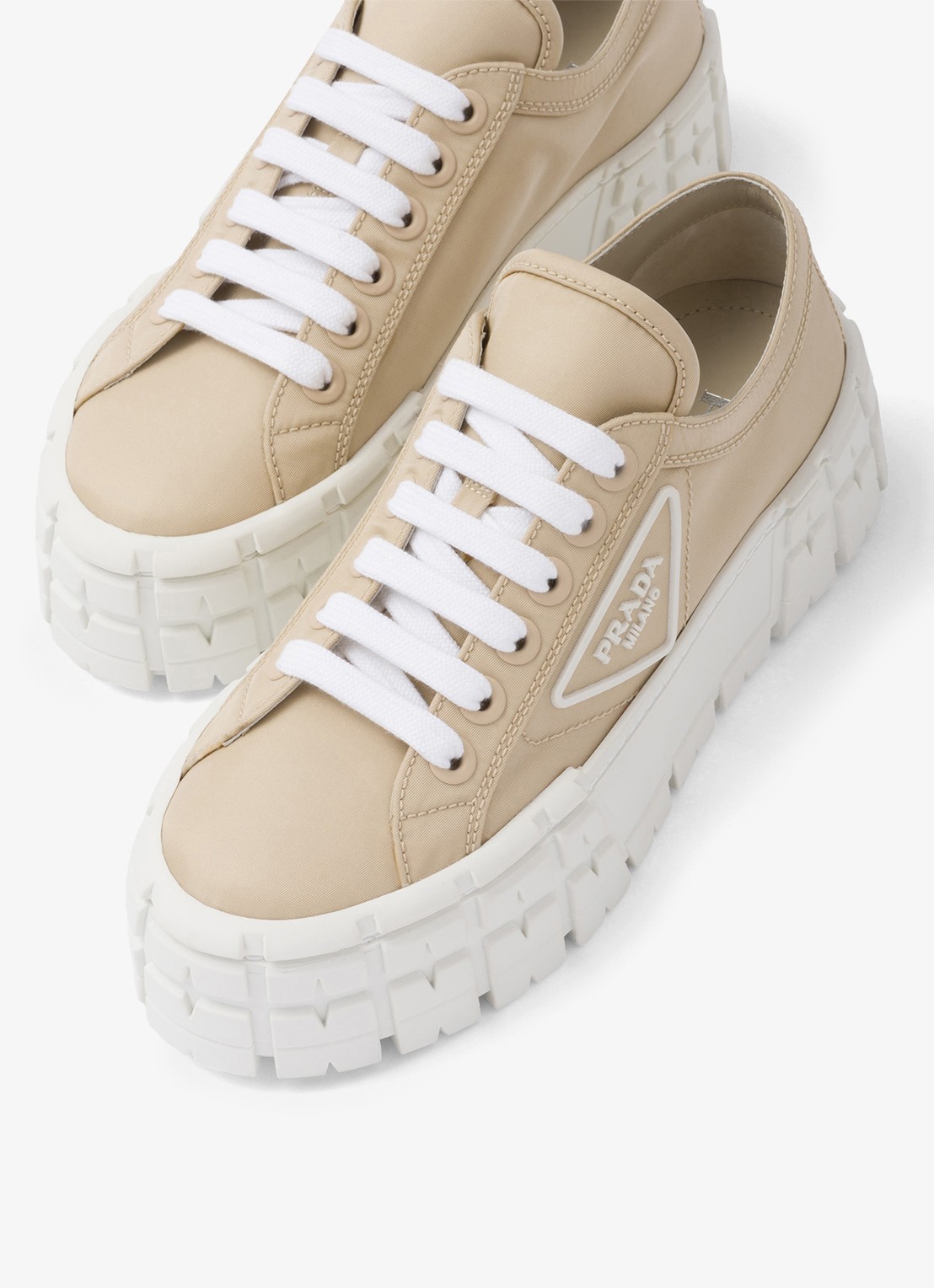 Prada Re-Nylon Double Wheel sneaker met logo en plateauzool - detail 7 donkerbeige
