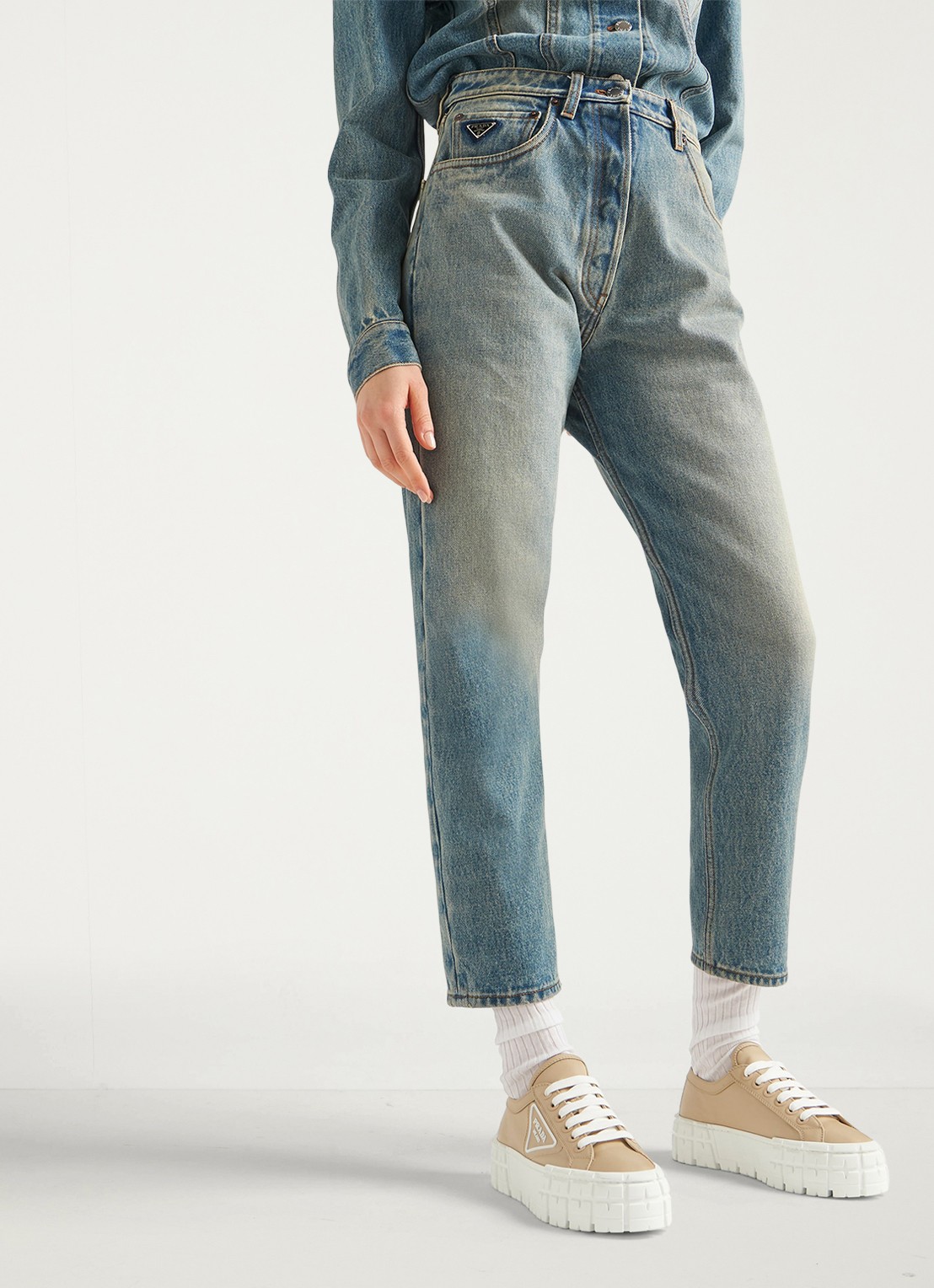 Prada Re-Nylon Double Wheel sneaker met logo en plateauzool - detail 8 donkerbeige