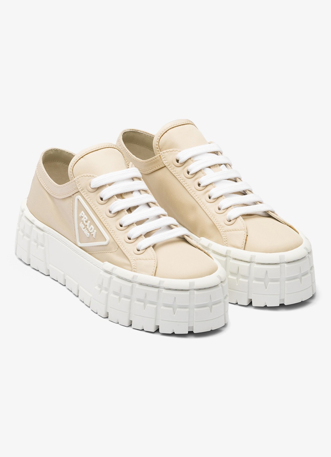 Prada Re-Nylon Double Wheel sneaker met logo en plateauzool - voorkant donkerbeige