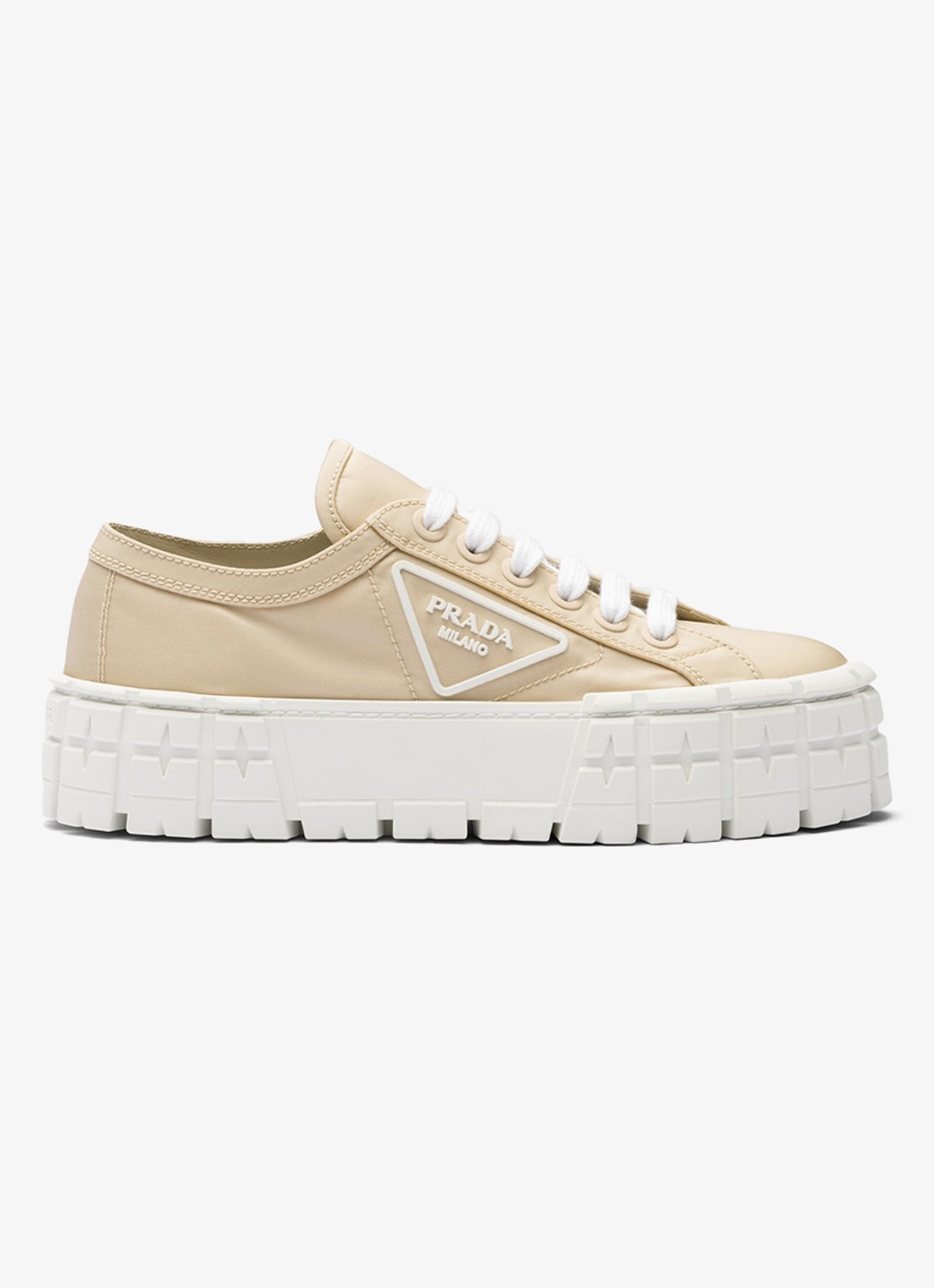 Prada Re-Nylon Double Wheel sneaker met logo en plateauzool - voorkant 2 donkerbeige
