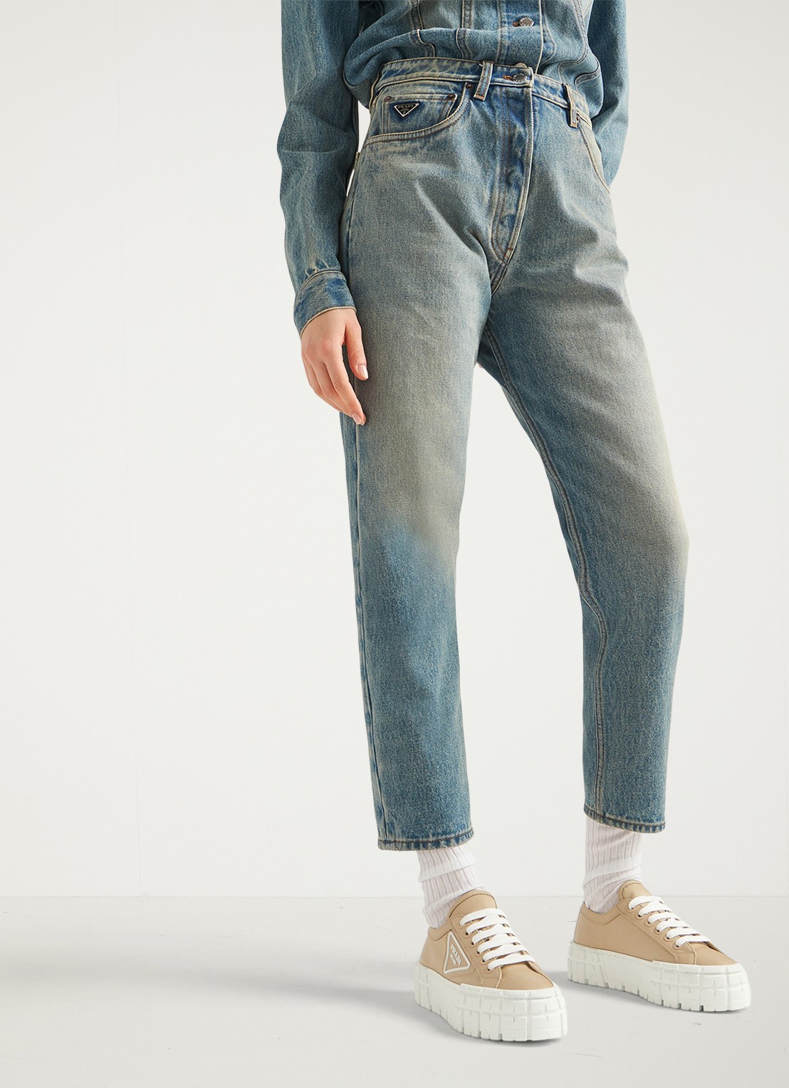 Prada Re-Nylon Double Wheel sneaker met logo en plateauzool - detail 9 donkerbeige
