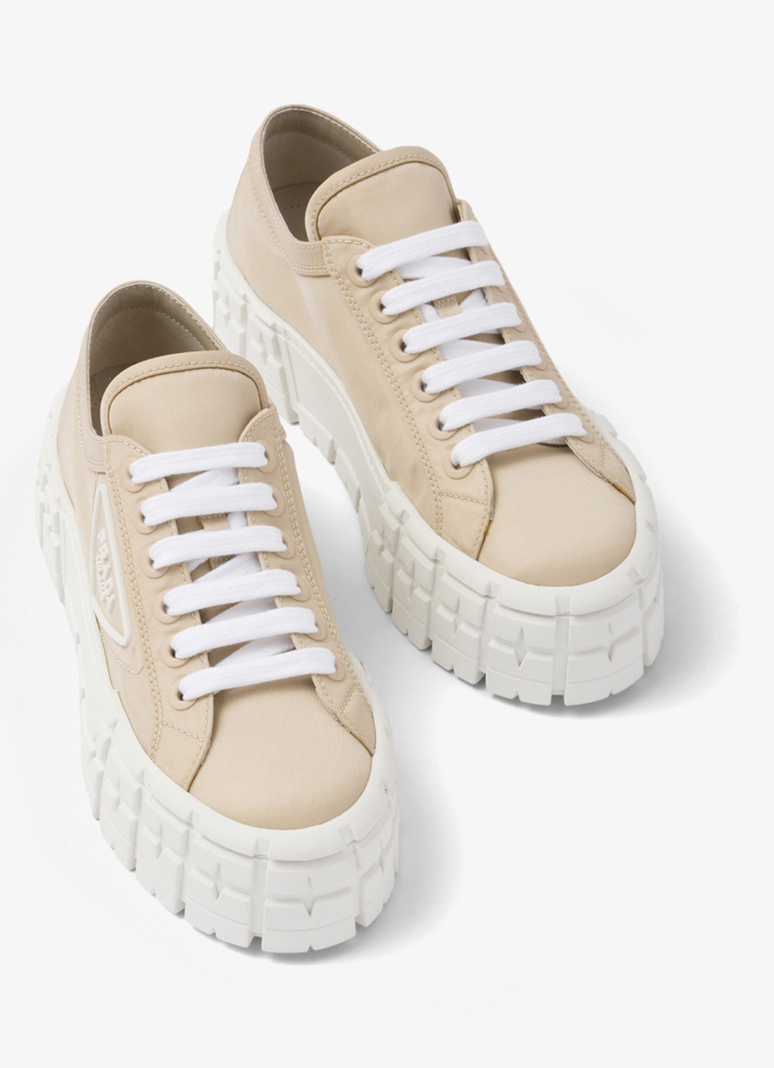 Prada Re-Nylon Double Wheel sneaker met logo en plateauzool - detail 10 donkerbeige