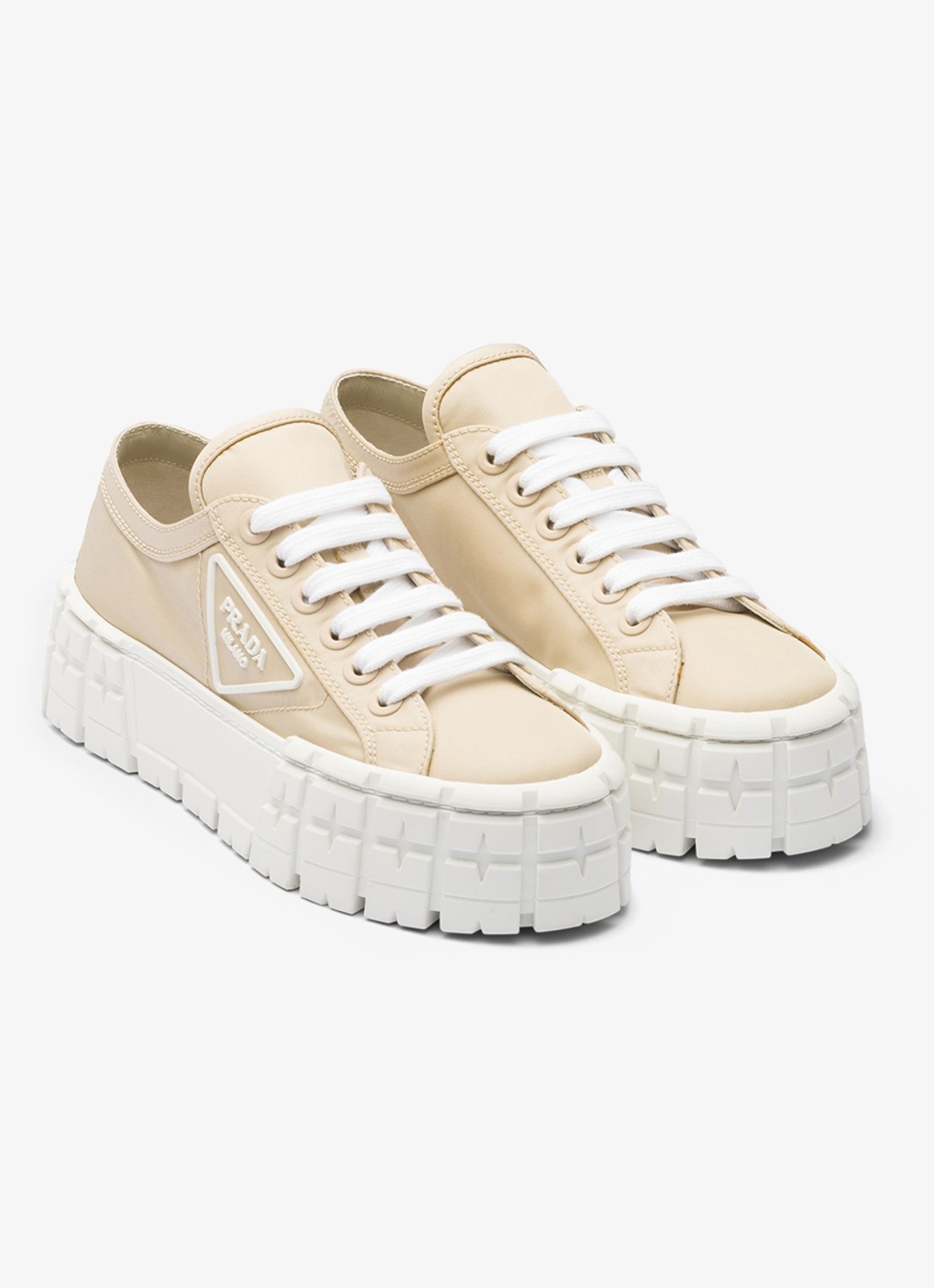 Prada Re-Nylon Double Wheel sneaker met logo en plateauzool - voorkant 3 donkerbeige