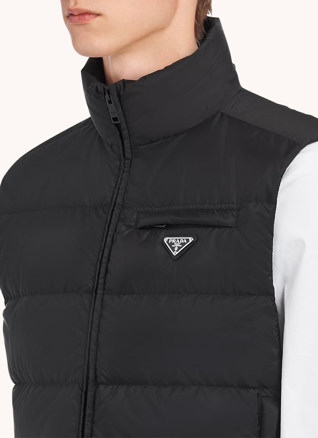 Prada Re-Nylon gewatteerde bodywarmer met donsvulling - detail 2 zwart