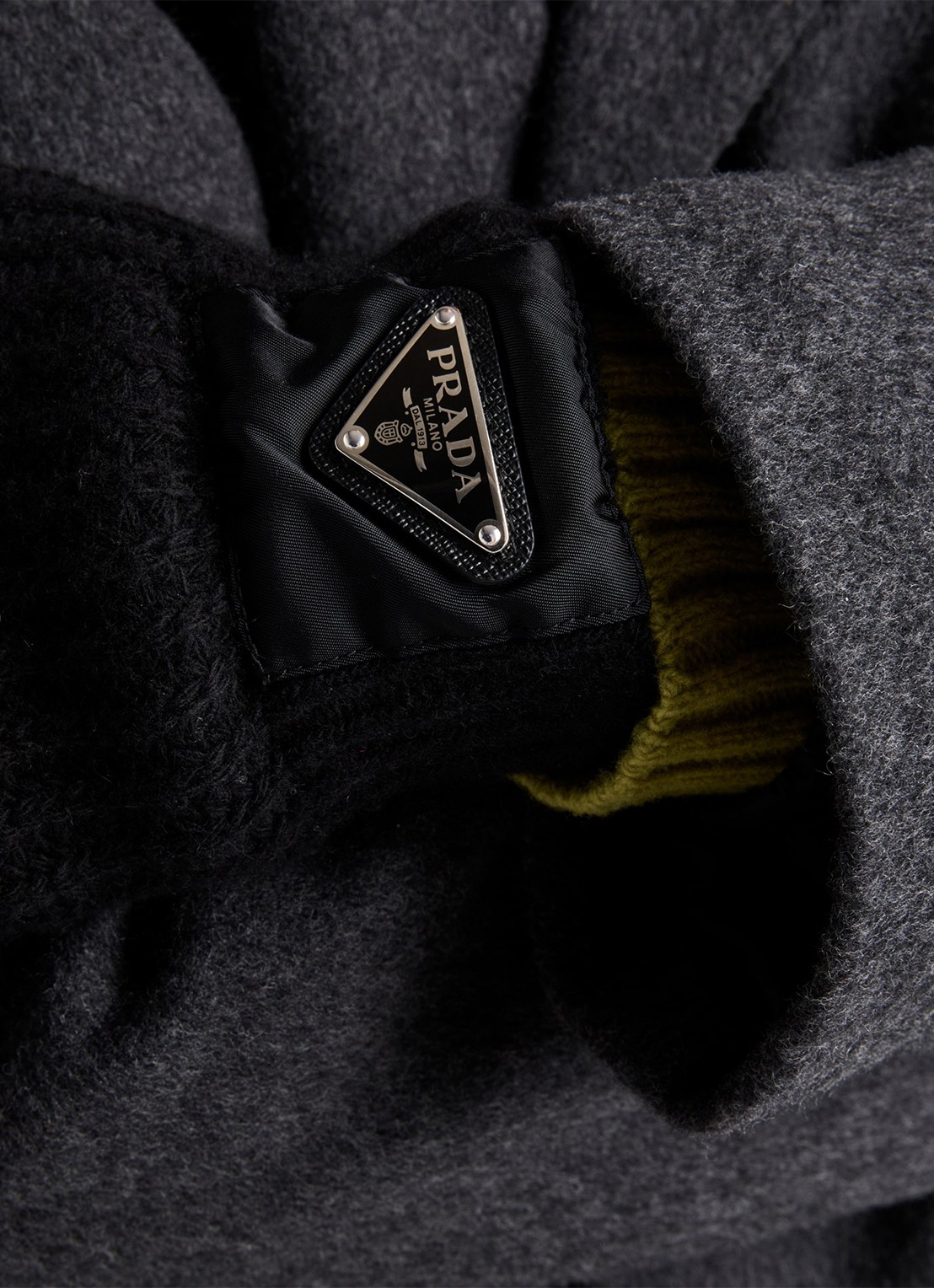 Prada Re-Nylon grofgebreide handschoenen in kasjmierblend - achterkant zwart