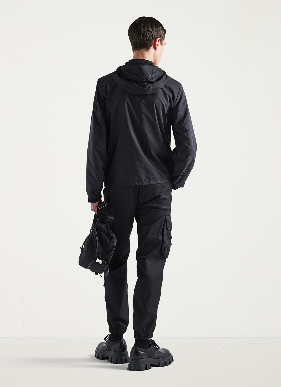 Prada Re-Nylon jack met capuchon en steekzakken - achterkant zwart