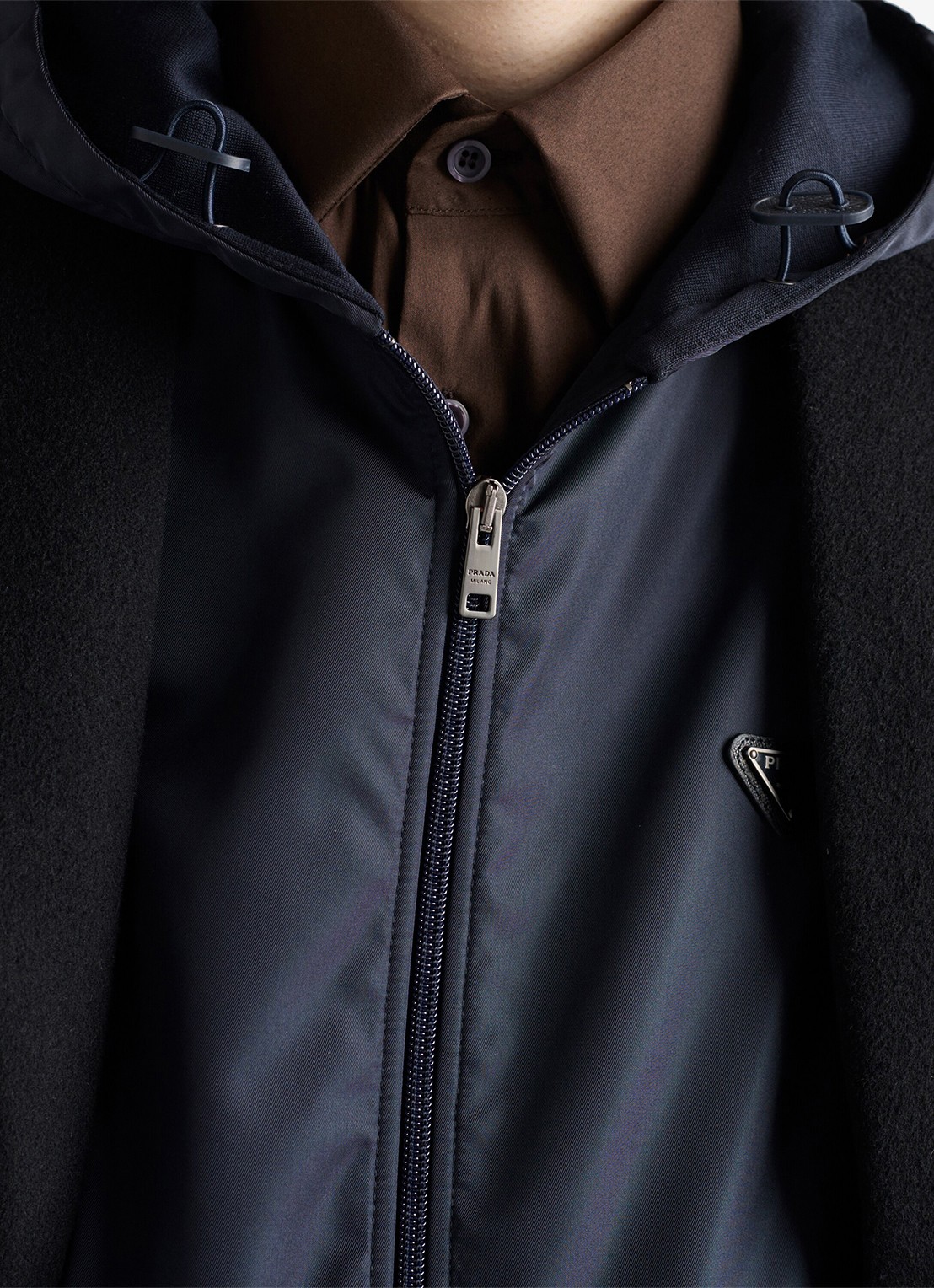 Prada Re-Nylon jack met capuchon en steekzakken - detail 3 donkerblauw