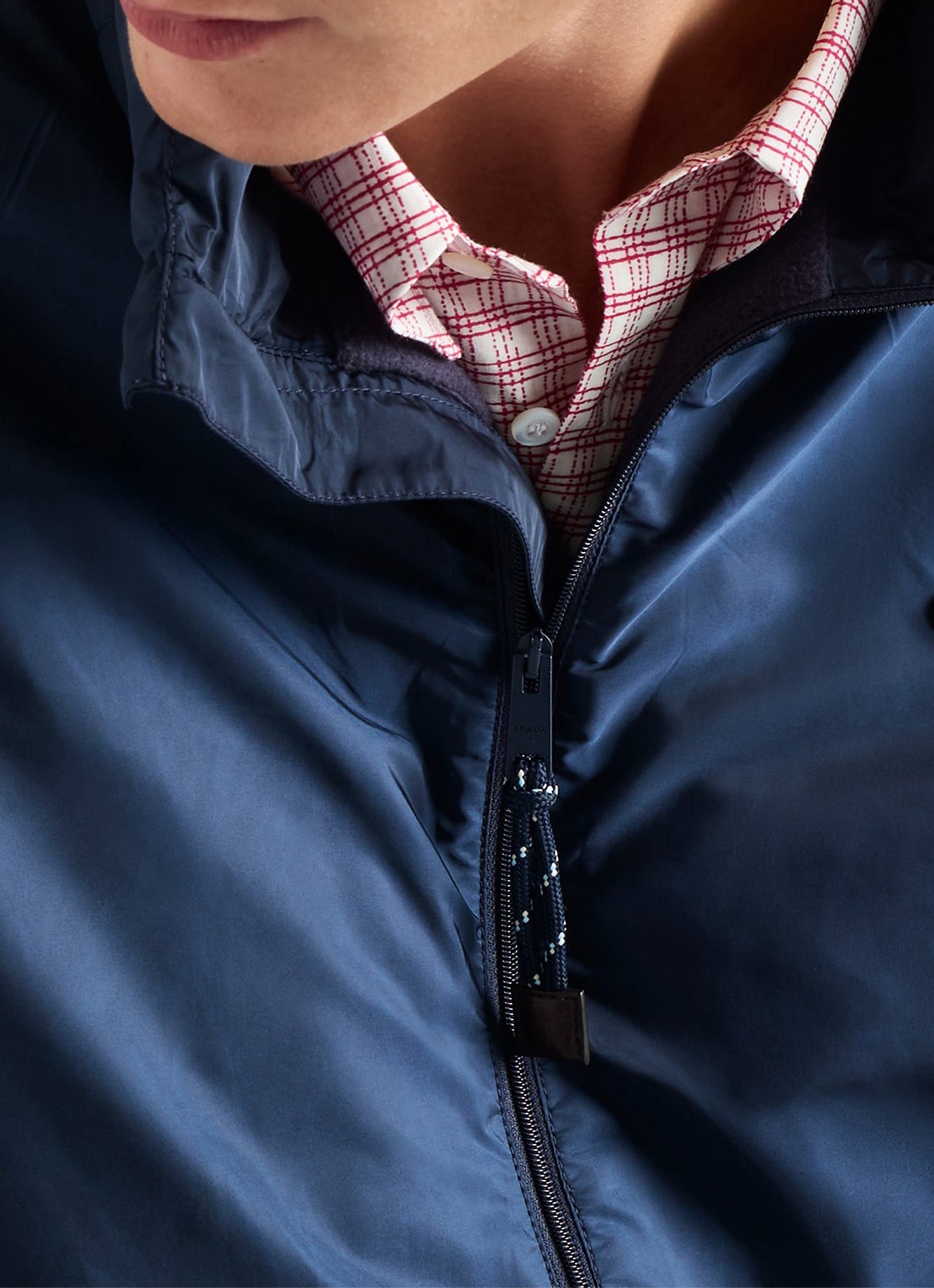 Prada Re-Nylon jack met opbergbare capuchon - detail 5 blauw