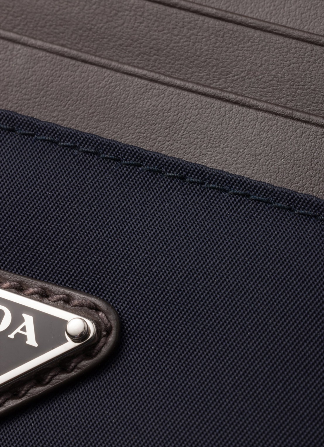 Prada Re-Nylon pasjeshouder met leren details - detail 3 donkerbruin