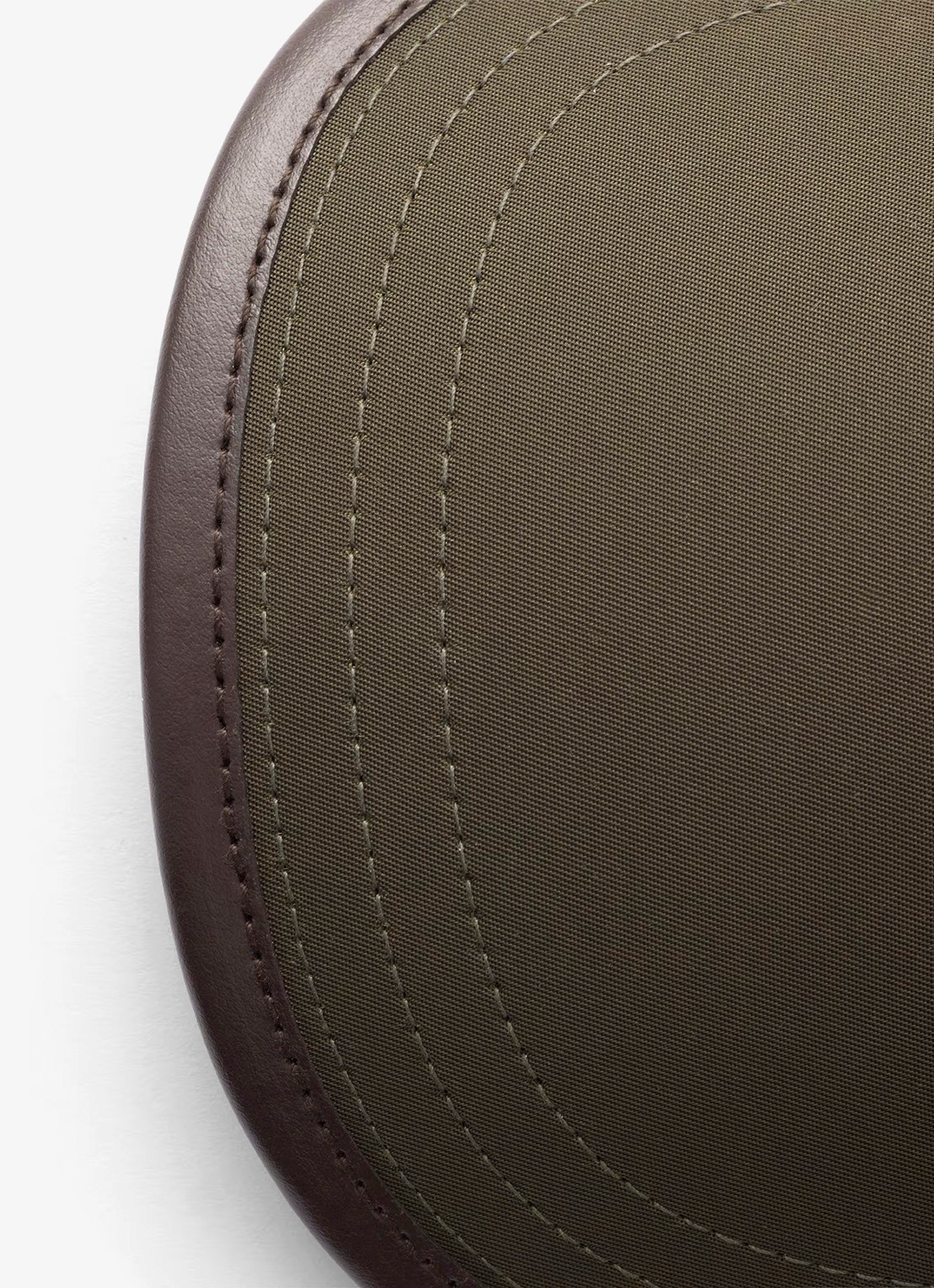 Prada Re-Nylon pet met leren details en trekkoord - detail legergroen