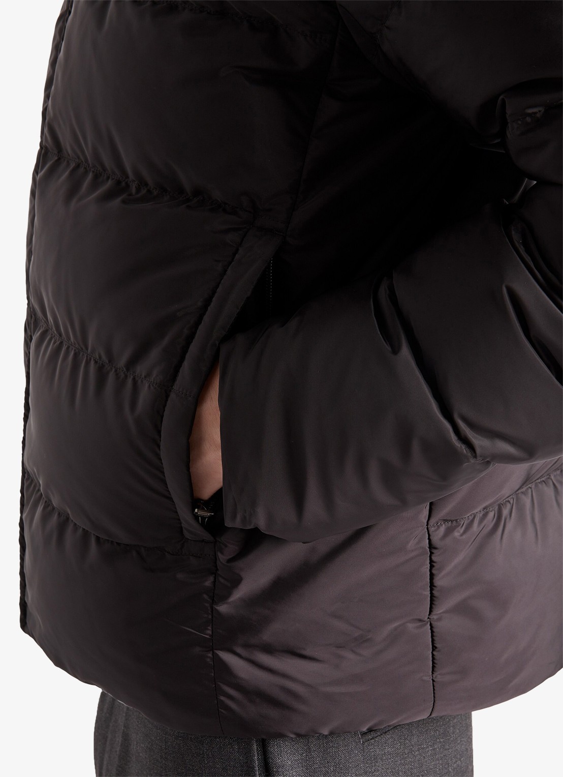 Prada Re-Nylon puffer jack met donsvulling - detail 4 zwart