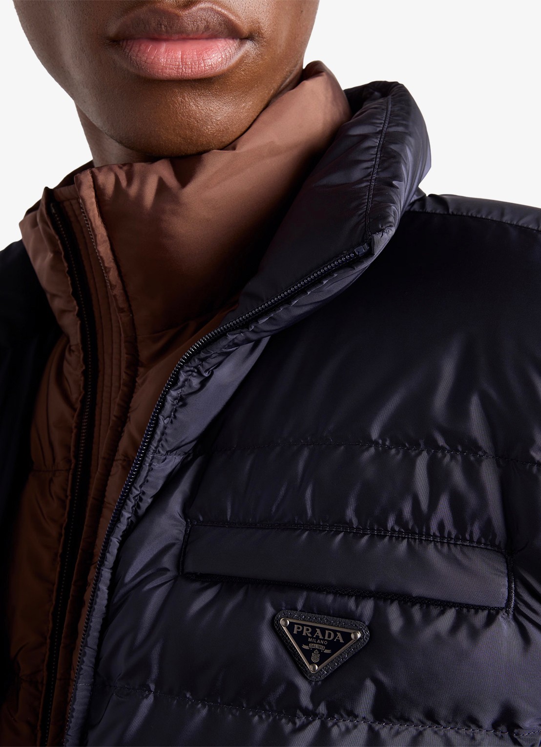 Prada Re-Nylon puffer jack met donsvulling - detail 5 blauw
