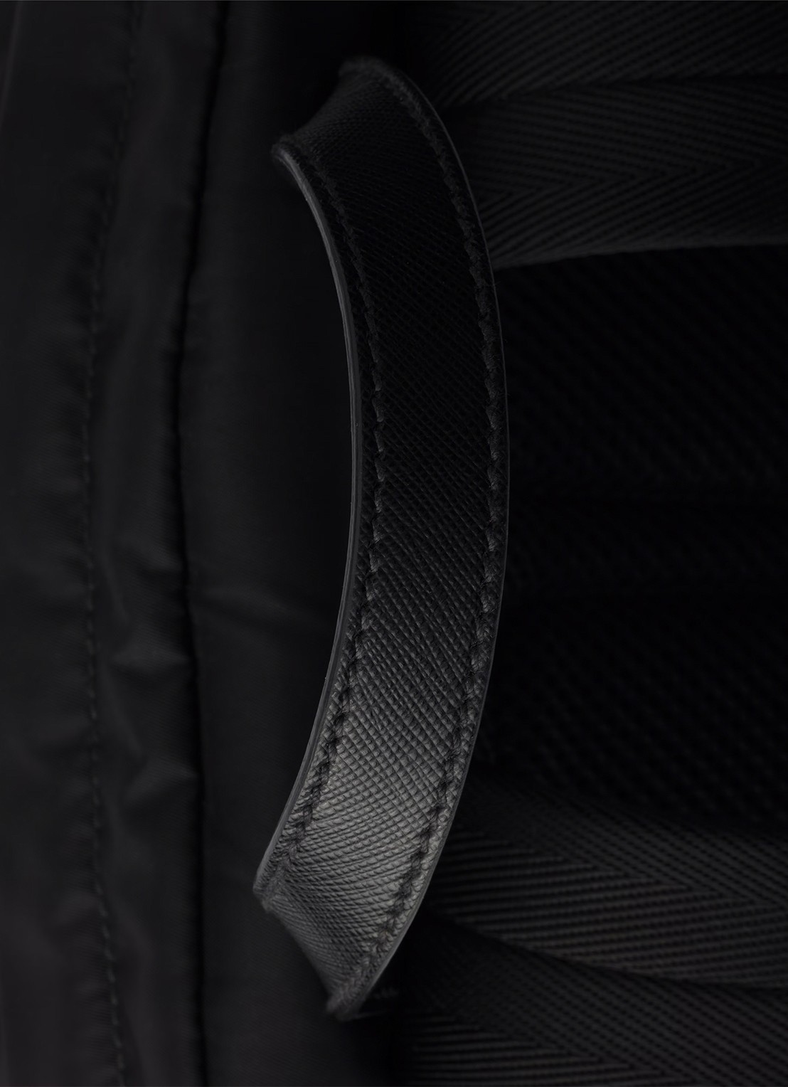 Prada Re-Nylon rugzak met leren details - detail 4 zwart