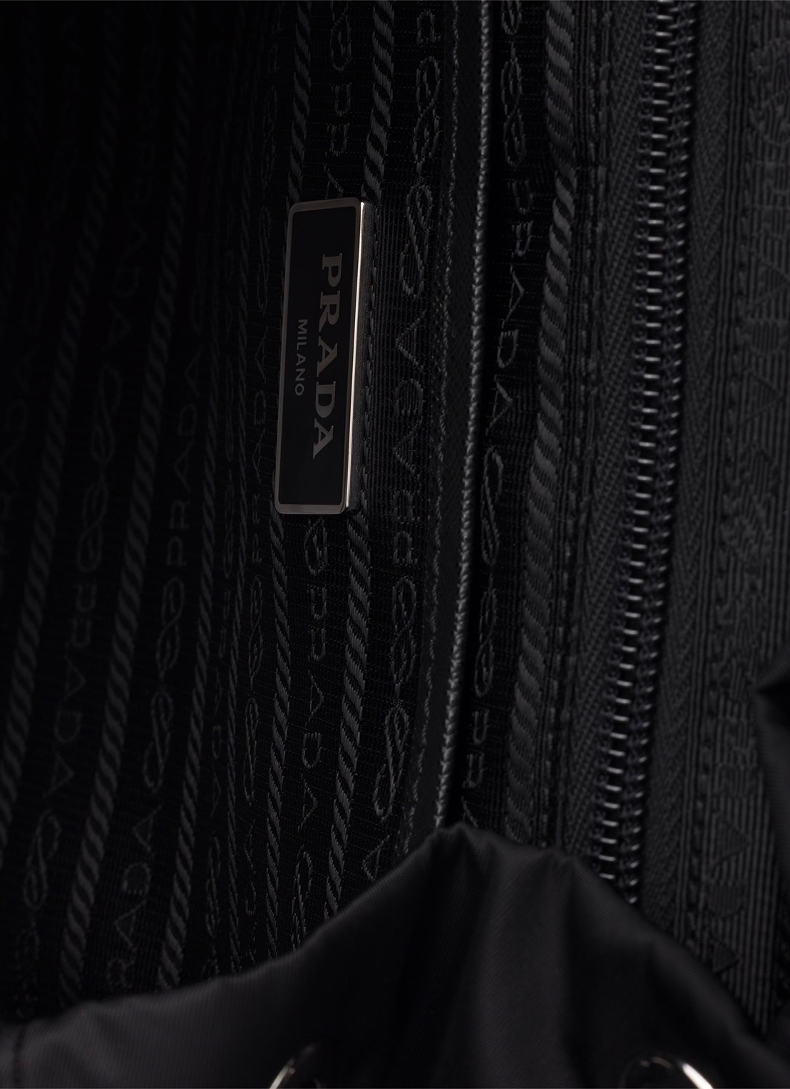 Prada Re-Nylon rugzak met leren details - detail zwart