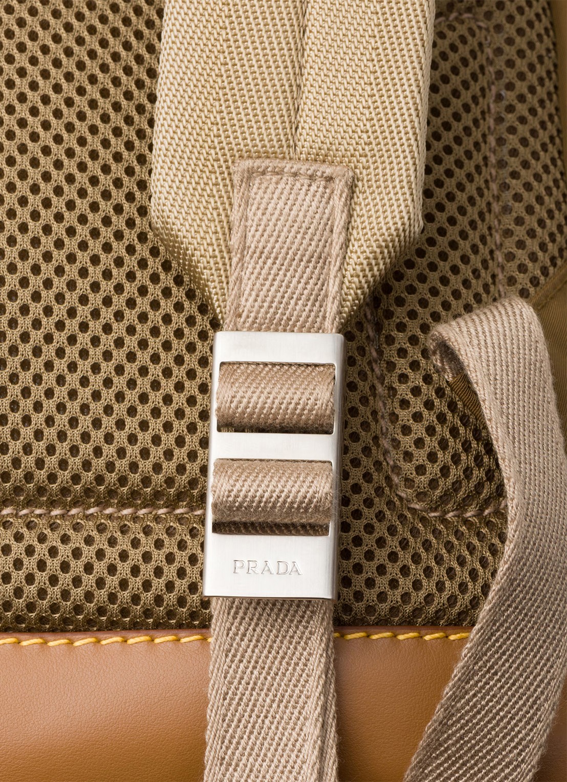 Prada Re-Nylon rugzak met leren details - detail 5 bruin