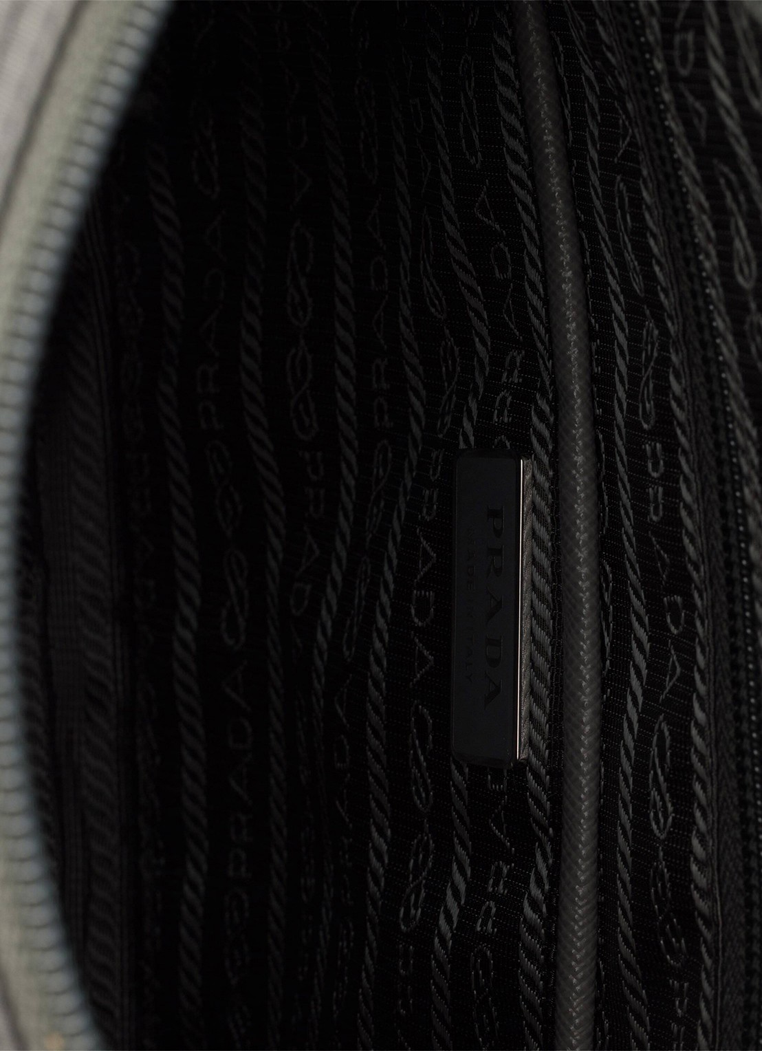 Prada Re-Nylon schoudertas met leren details - detail 4 donkergrijs