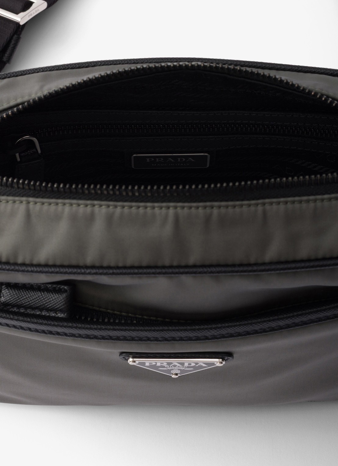Prada Re-Nylon schoudertas met leren details - detail antraciet